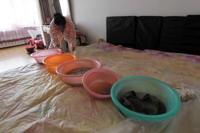 黑水楼上漏水，住户失联，小区没物管，业主维权难！律师来支招……